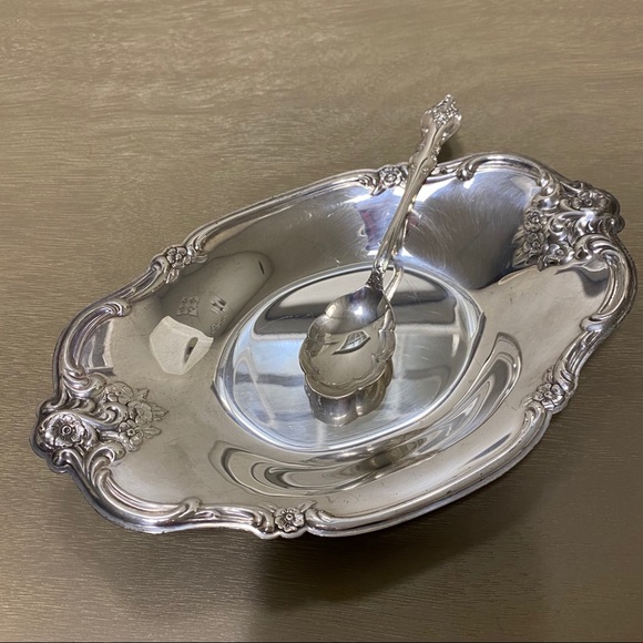 International Silver Orleans Pattern Party Set - Picture 3 of 11